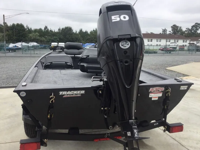 Slide: The Image of Tracker Bass Tracker Classic XL 2026 - 3