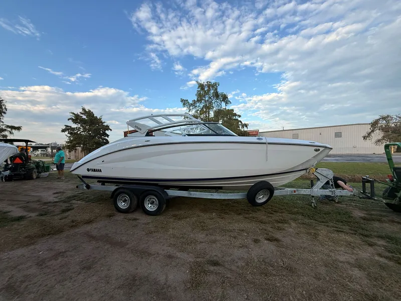 Slide: The Image of Yamaha 252S 2025 - 2