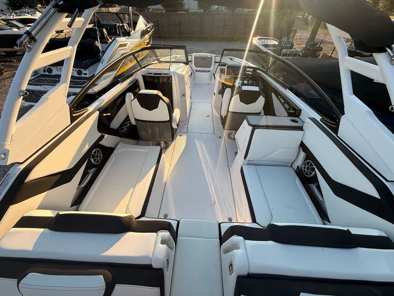 Slide: The Image of Yamaha 252S 2025 - 30