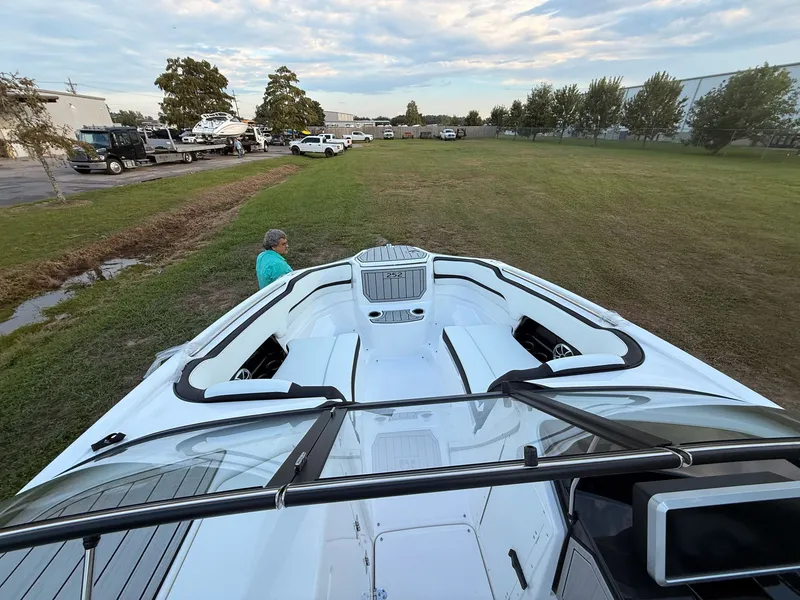 Slide: The Image of Yamaha 252S 2025 - 4