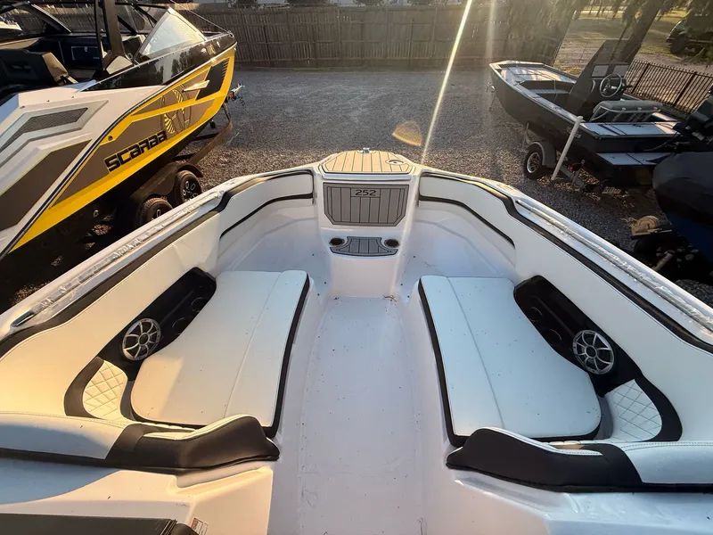 Slide: The Image of Yamaha 252S 2025 - 15