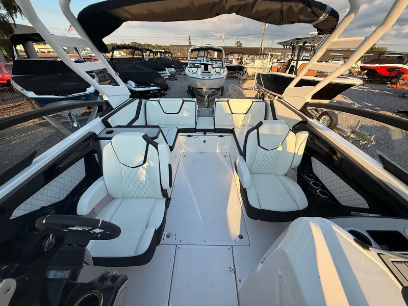 Slide: The Image of Yamaha 252S 2025 - 16