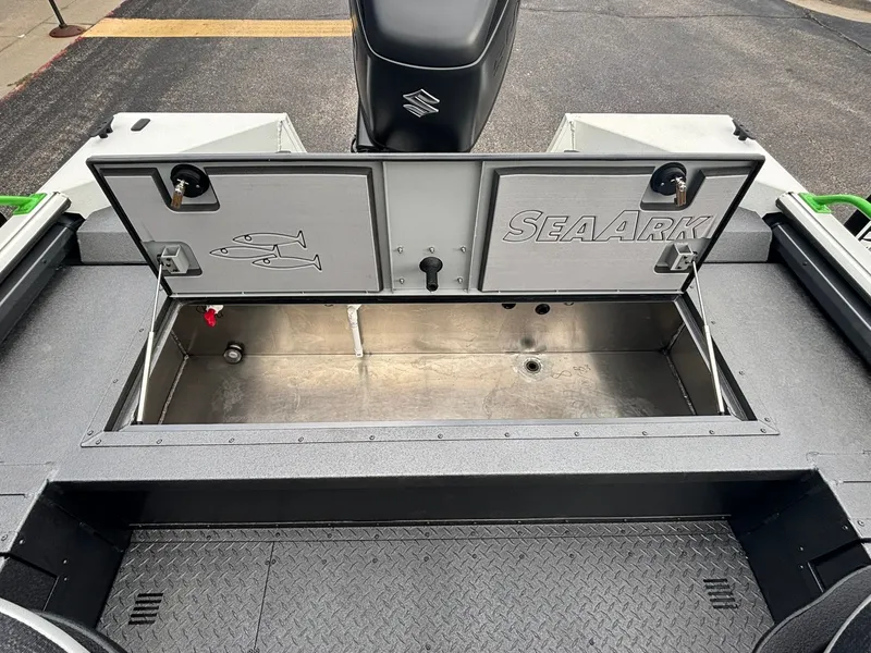 Slide: The Image of SeaArk Pro Cat 240 2026 - 30