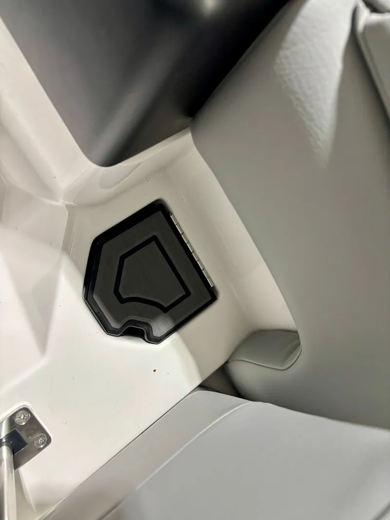 Slide: The Image of Tigé 22RZX 2025 - 18