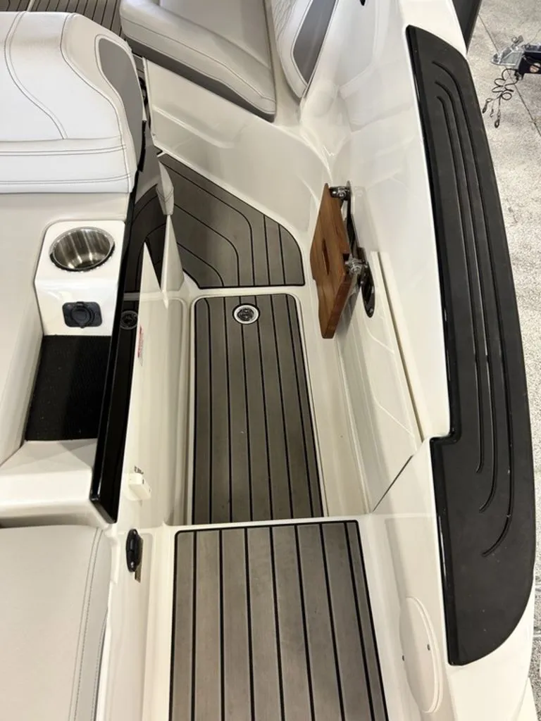 Slide: The Image of Sea Ray SLX 260 2023 - 1