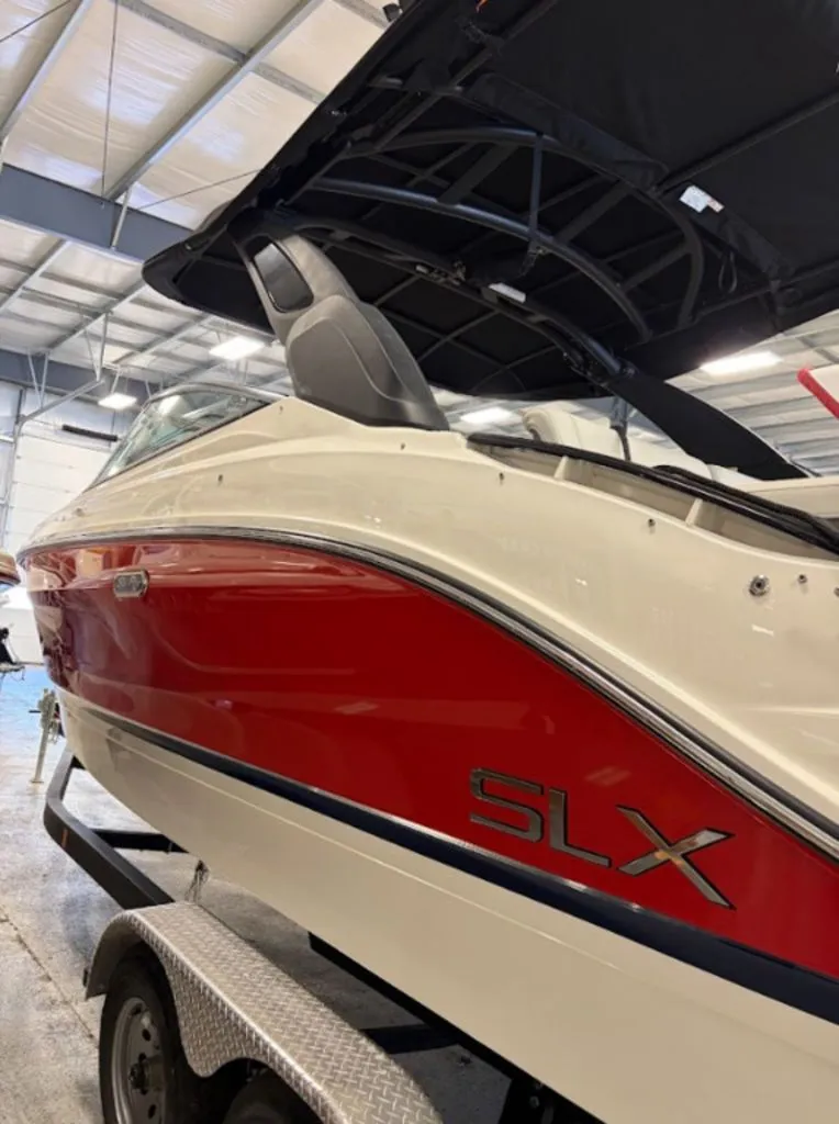 Slide: The Image of Sea Ray SLX 260 2023 - 2