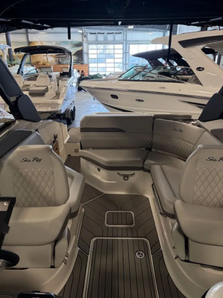 Slide: The Image of Sea Ray SLX 260 2023 - 4