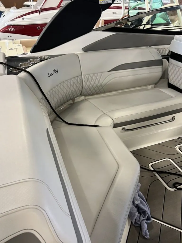 Slide: The Image of Sea Ray SLX 260 2023 - 7