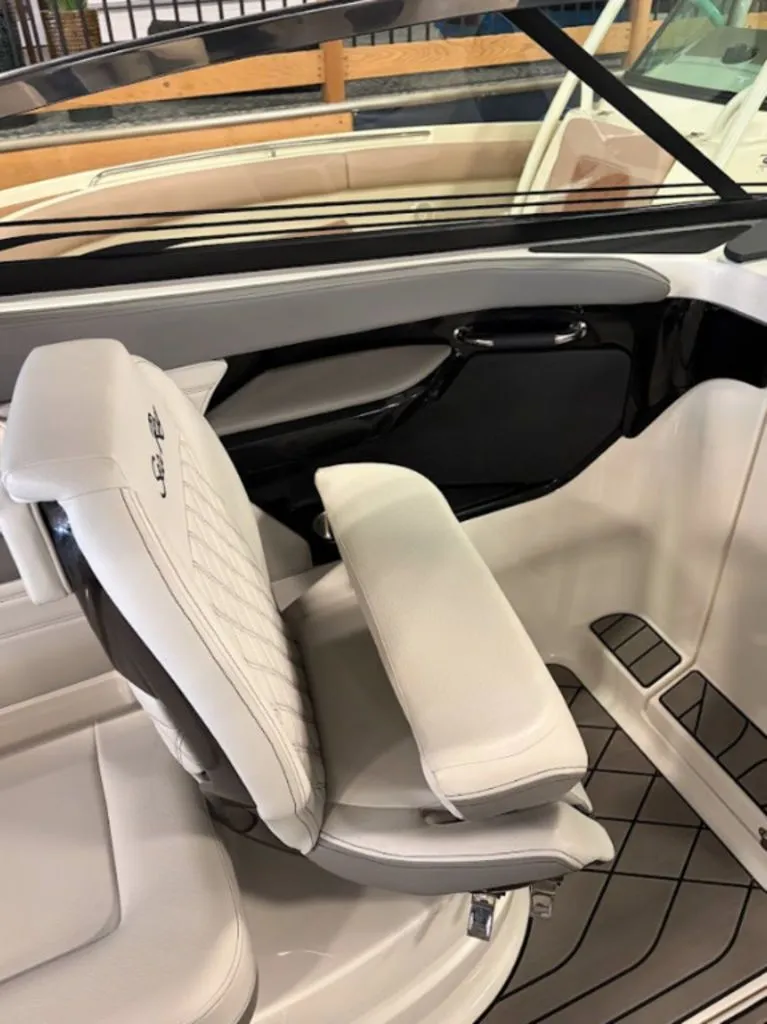 Slide: The Image of Sea Ray SLX 260 2023 - 8