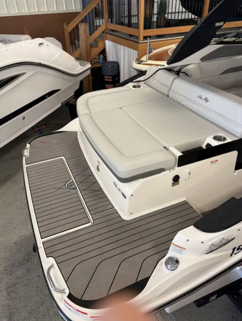 Slide: The Image of Sea Ray SLX 260 2023 - 9