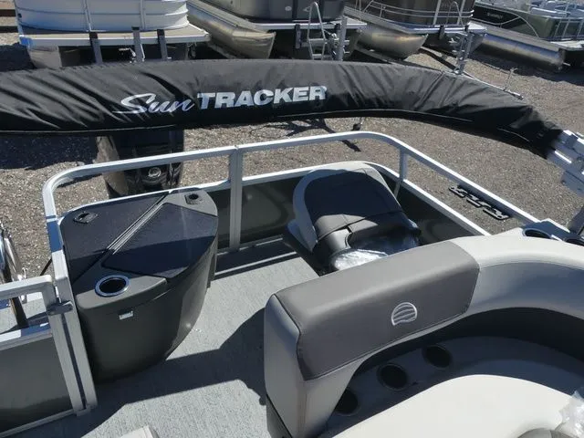 Slide: The Image of Sun Tracker Bass Buggy 18 DLX 2026 - 15
