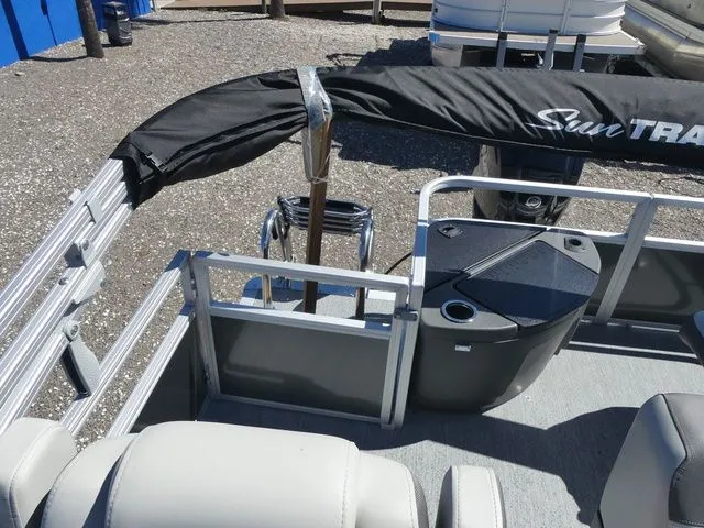 Slide: The Image of Sun Tracker Bass Buggy 18 DLX 2026 - 16