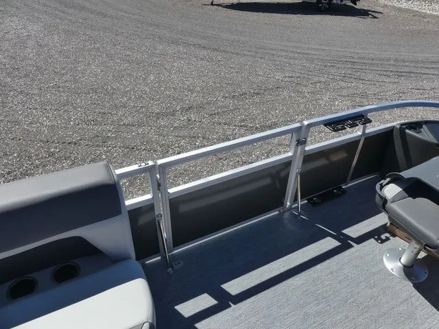 Slide: The Image of Sun Tracker Bass Buggy 18 DLX 2026 - 17