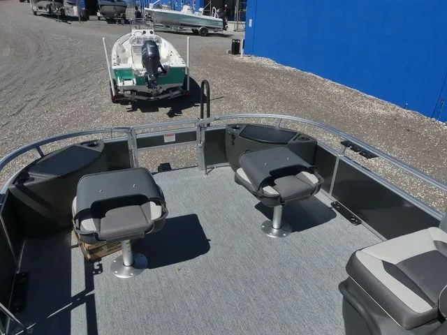 Slide: The Image of Sun Tracker Bass Buggy 18 DLX 2026 - 18