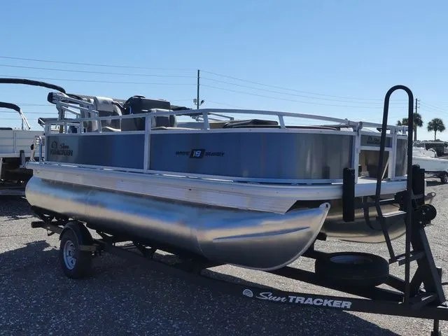 Slide: The Image of Sun Tracker Bass Buggy 18 DLX 2026 - 3