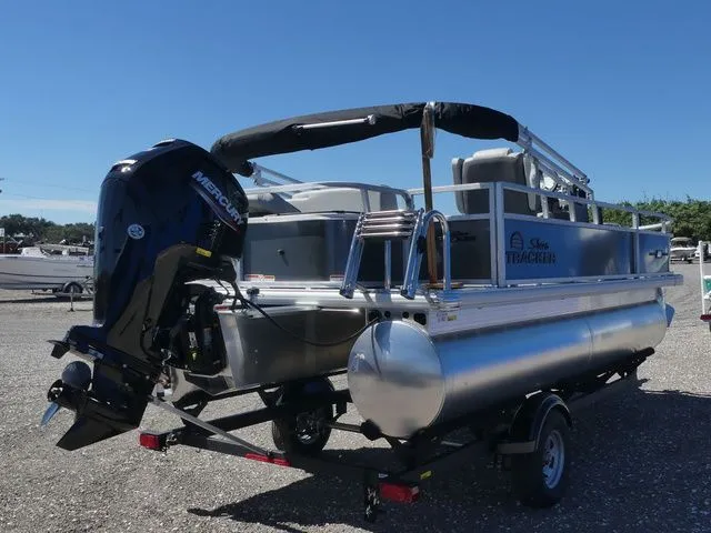 Slide: The Image of Sun Tracker Bass Buggy 18 DLX 2026 - 4