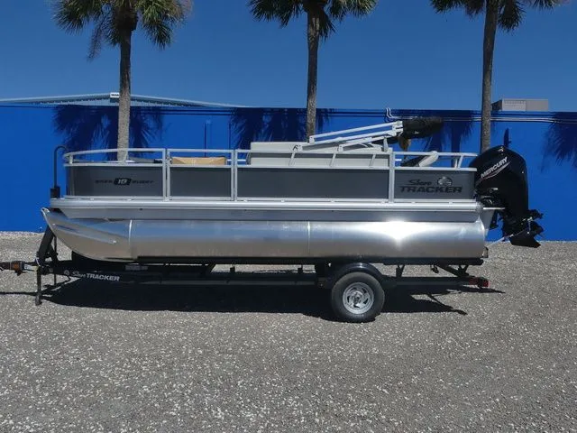 Slide: The Image of Sun Tracker Bass Buggy 18 DLX 2026 - 7