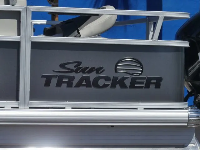Slide: The Image of Sun Tracker Bass Buggy 18 DLX 2026 - 8