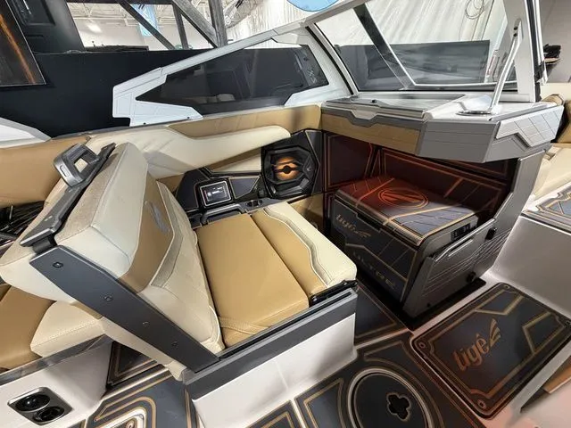 Slide: The Image of Tigé Ultré 23ZX 2026 - 14