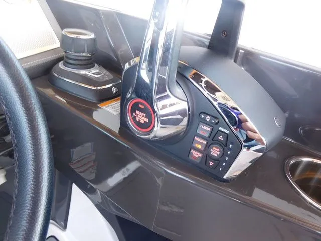 Slide: The Image of Monterey 305SS Super Sport 2023 - 15