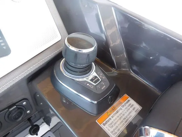 Slide: The Image of Monterey 305SS Super Sport 2023 - 16