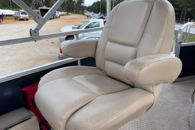 Slide: The Image of Beige captain's chair on 2012 Tahoe Pontoon VT 2285 EL boat deck. - 15