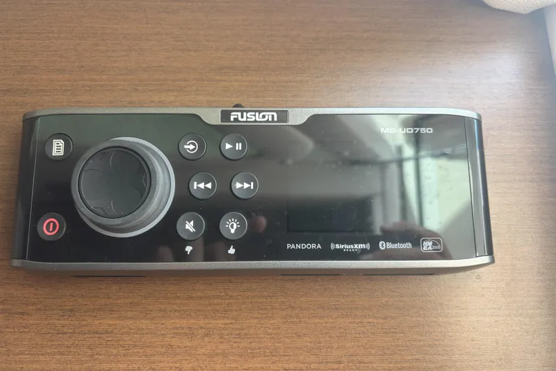 Slide: The Image of Fusion MS-UD750 marine stereo system on Sea Ray 350 SLX, 2016 model. - 24