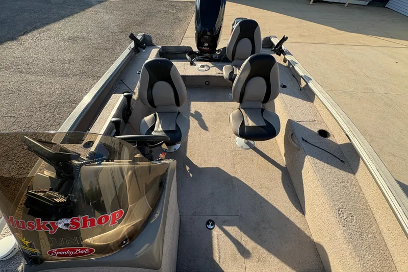 Slide: The Image of 2004 Lund 1800 Explorer SS boat interior with three seats and steering console. - 15