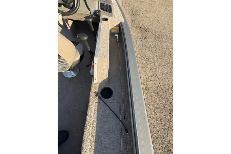 Slide: The Image of 2004 Lund 1800 Explorer SS boat interior with seating and control panel. - 19