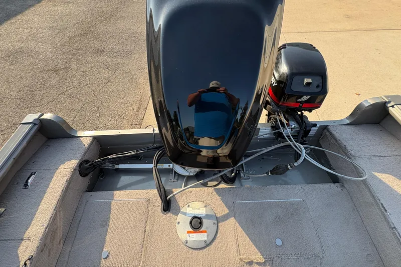 Slide: The Image of 2004 Lund 1800 Explorer SS boat with outboard motor, viewed from above. - 24