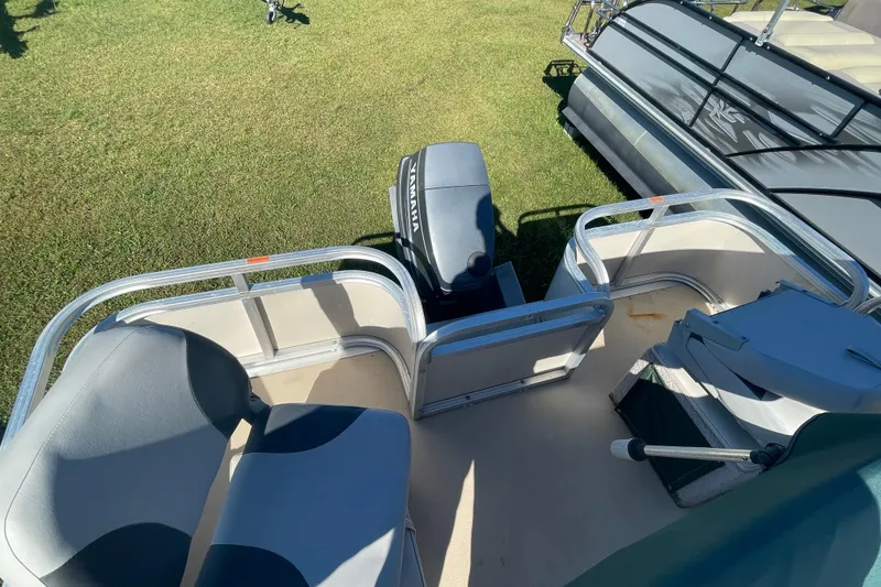 Slide: The Image of 2005 Avalon Paradise RF22 pontoon boat with Yamaha motor on grassy area. - 7