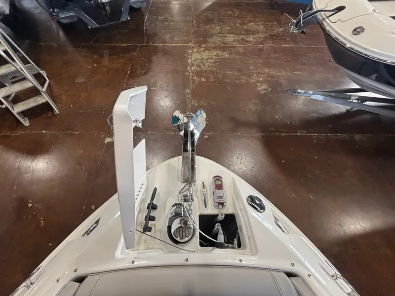 Slide: The Image of Sea Ray SLX 260 Outboard 2026 - 18