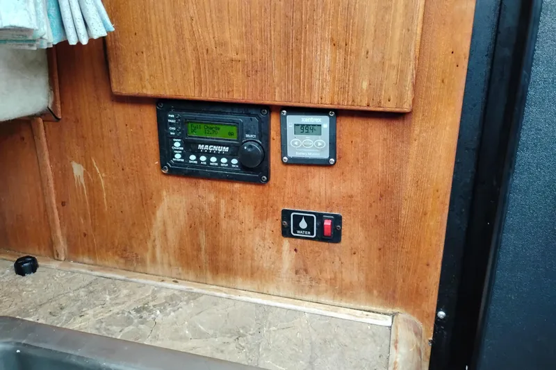 Slide: The Image of Control panel on 1990 Bayliner 3888 Motoryacht with battery monitor and water switch. - 31