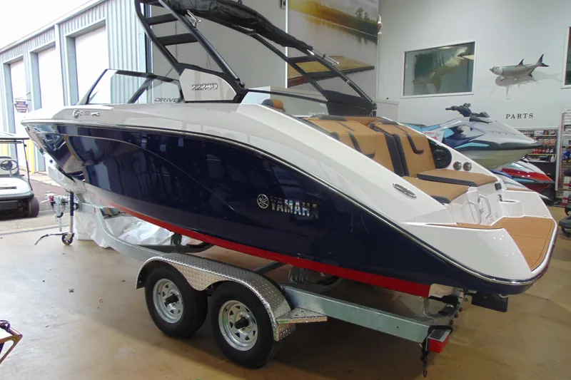 The Image of 2026 Yamaha Boats 222SE on trailer in showroom, featuring sleek design and modern amenities. - 0