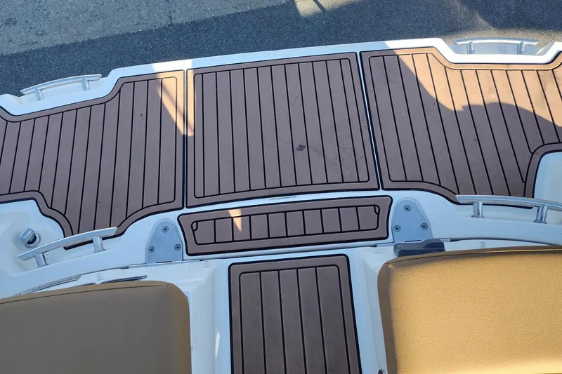 Slide: The Image of 2014 Sea Ray 270 SLX boat deck with brown and black striped design. - 45
