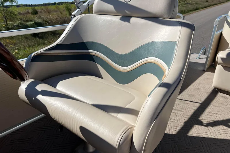 Slide: The Image of Premier 225 Majestic 2002 boat seat with blue and white wave design. - 41