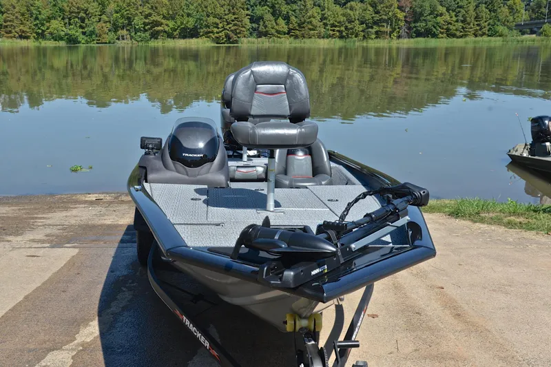 Slide: The Image of 2023 Bass Tracker PRO TEAM 190 boat on a lake shore, ready for fishing. - 17