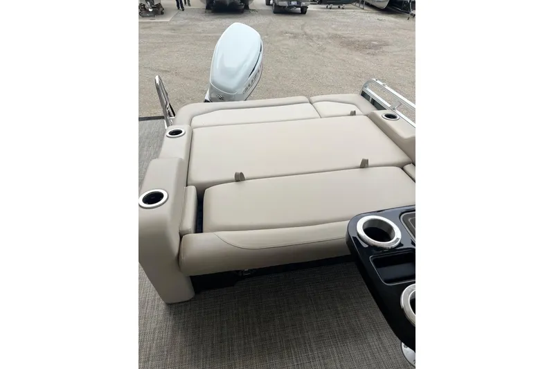 Slide: The Image of 2026 Tahoe 25 LTZ Entertainer boat with beige seating and cup holders. - 6