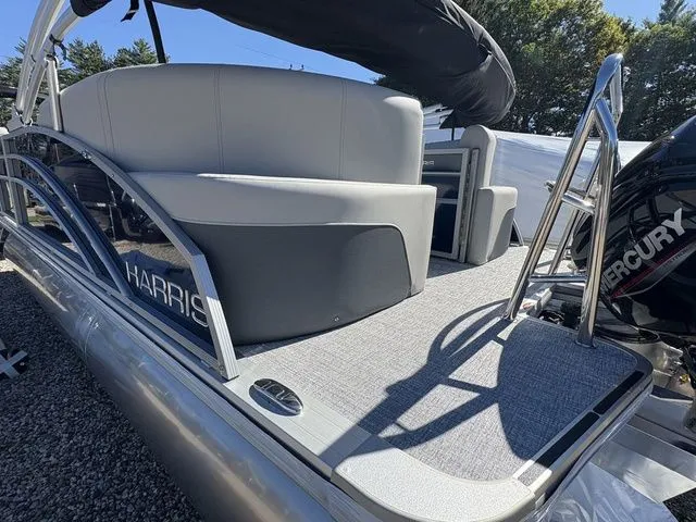 Slide: The Image of Harris Cruiser 210 2026 - 13