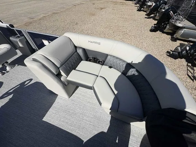 Slide: The Image of Harris Cruiser 210 2026 - 16