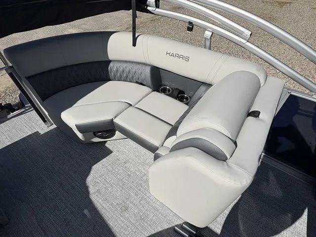 Slide: The Image of Harris Cruiser 210 2026 - 18