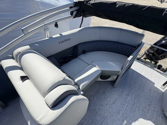 Slide: The Image of Harris Cruiser 210 2026 - 19