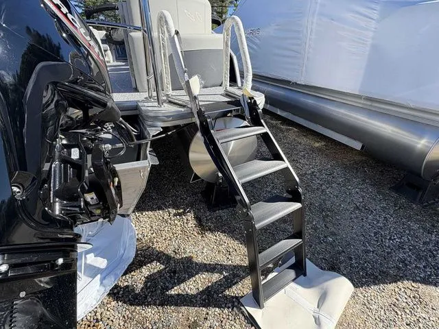 Slide: The Image of Harris Cruiser 210 2026 - 25