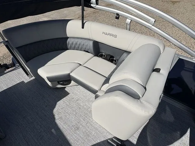 Slide: The Image of Harris Cruiser 210 2026 - 7