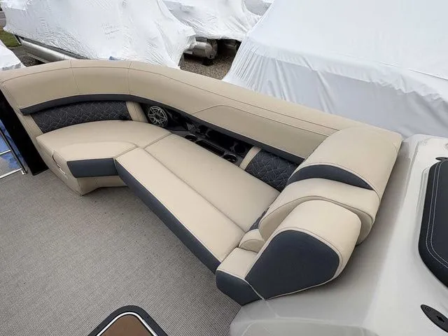 Slide: The Image of Harris Grand Mariner 230 2026 - 10