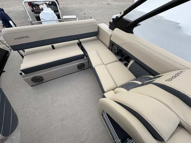 Slide: The Image of Harris Grand Mariner 230 2026 - 11