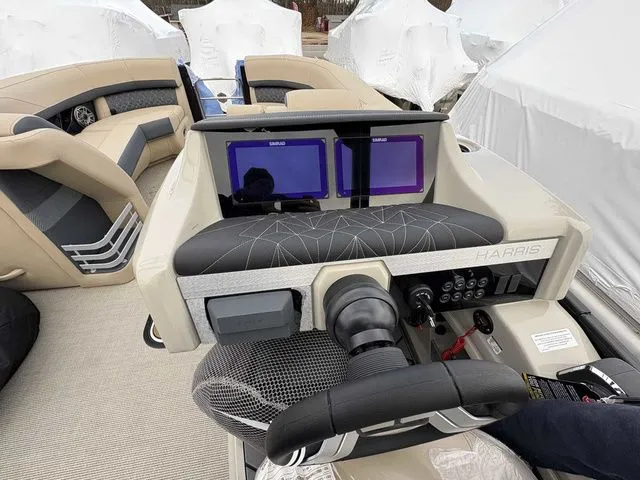 Slide: The Image of Harris Grand Mariner 230 2026 - 12