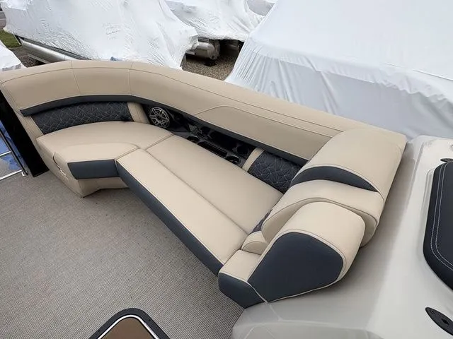 Slide: The Image of Harris Grand Mariner 230 2026 - 4