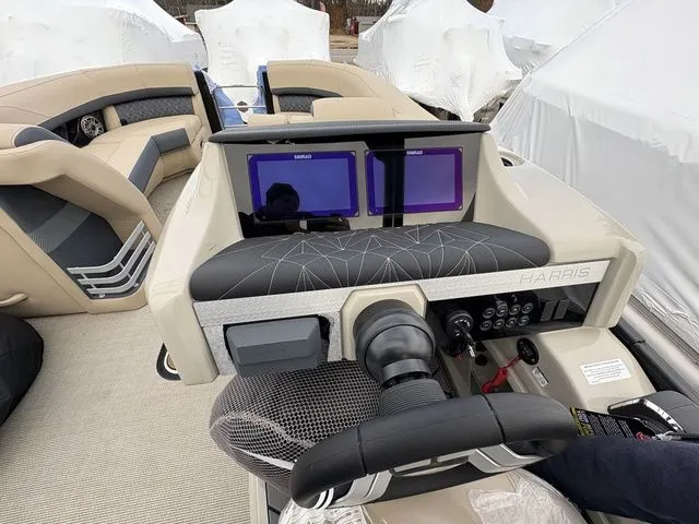 Slide: The Image of Harris Grand Mariner 230 2026 - 6