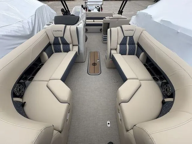 Slide: The Image of Harris Grand Mariner 230 2026 - 7